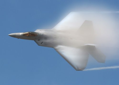 F-22_rompiendo_la_barrera_del_sonido.jpg