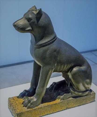 1967_Mónaco__Perro negro de basalto, Louvre_.jpg
