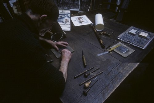 Albert Decaris en su estudio, trabajando un punzón