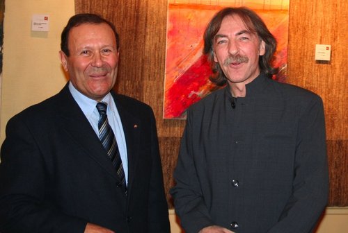 Adolf Tuma, a la derecha, diseñador de sellos y artista hoy de gran prestigio