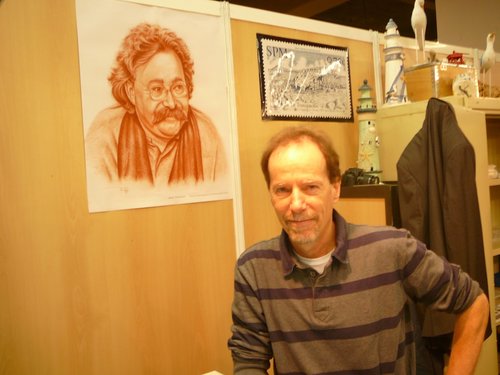 Patrick Dérible ante un retrato que dibujó del colega y amigo Marc Taraskoff, fallecido en 2015