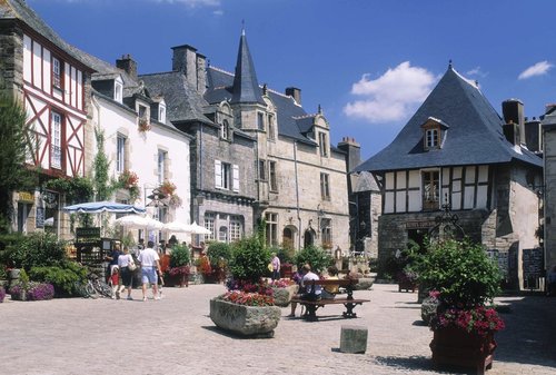 Vista de una plaza de Rochefort-en-Terre, en la Bretaña francesa