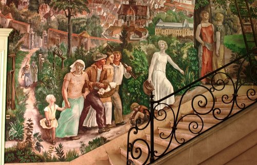 Pintura al fresco de Decaris, en la escalera principal del Ayuntamiento de Vesoul