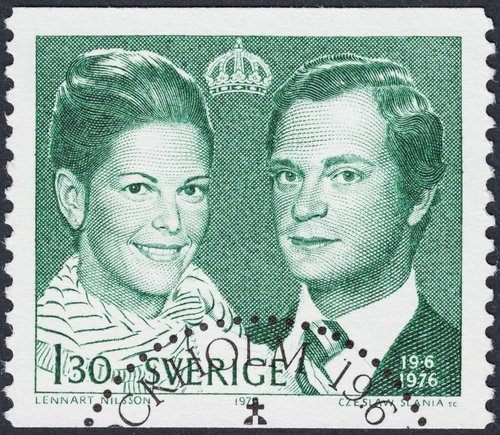 Reyes Carlos XVI Gustavo y Silvia de Suecia, en uno de los dos valores emitidos en 1976, con ocasión de la boda real
