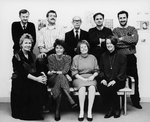 Fotografía de noviembre de 1987. Arriba, de izquierda a derecha: Göran Odén (planificador), Martin Mörck, Czeslaw Slania, Zlatko Jakuš y Lars Sjööblom. Y abajo, en el mismo orden: Gertrud Berg (administradora), Ingalill Axelsson (diseñadora), Eva Jern (diseñadora) e Ingrid Florén (ejecutiva)