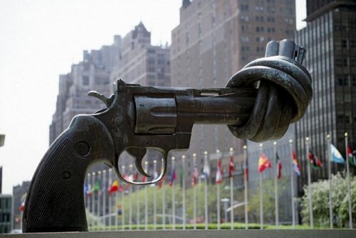 Pistola anudada de Carl Fredrik Reuterswärd en la sede de Naciones Unidas, en Nueva York