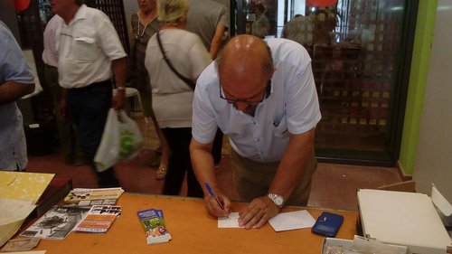 El alcalde poniendo la dirección para que le llegue una postalica.