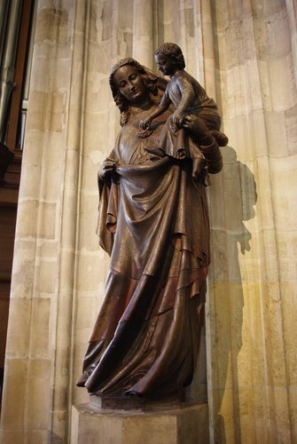 Estatua de la Virgen María con el Niño Jesús