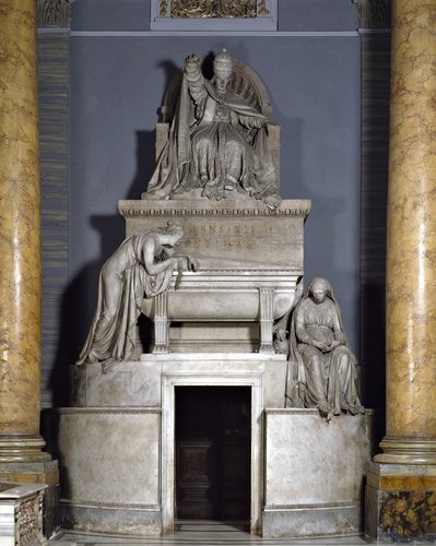 El colosal sepulcro de Clemente XIV, obra de Antonio Canova. Basílica de los Santos Apóstoles de Roma, barrio de Trevi