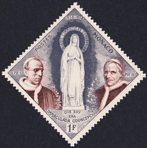 La Virgen María, según la estatua esculpida por Joseph Hughes Fabisch (1812-1886), y los Papas Pío IX y Pío XII. Grabado de Jules Piel
