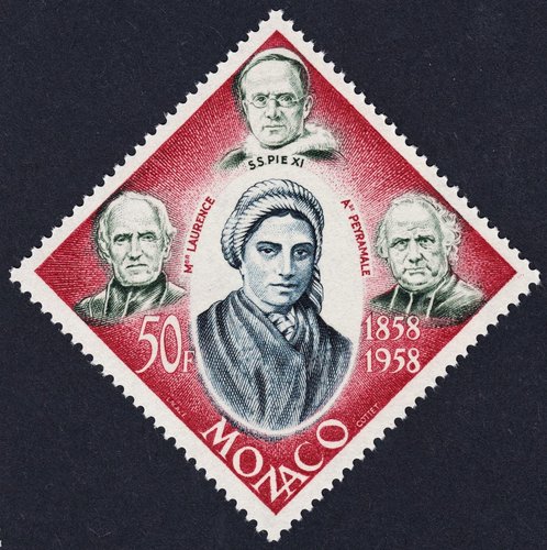 Bernadette rodeada de Pío XI, monseñor Laurence y Dominique Peyramale, párroco de Lourdes. Grabado y diseño de René Cottet, a partir de una instantánea de Lacaze