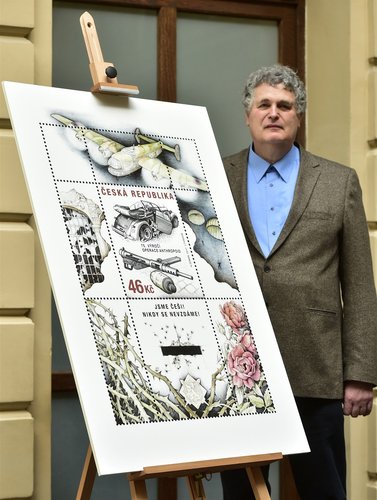 El artista diseñador de la emisión, Karel Zeman, el día de la presentación de esta hojita