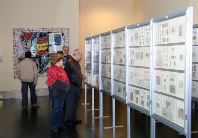 Algunos aficionados comentando una de las colecciones expuestas, en concreto la de José Alberto Barreras Barreras &quot;Primeras emisiones del correo español&quot;.