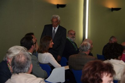 Francisco Aracil contestando a alguna pregunta al final de su conferencia &quot;La Filatelia en Madrid hace 50 Años&quot;.