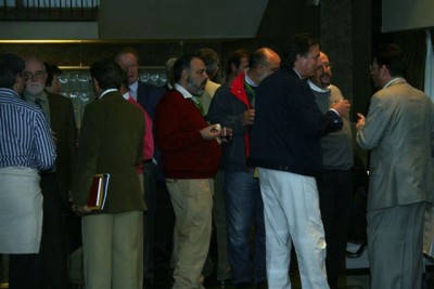 Algunos asistentes reponiendo fuerzas en los abudantes y artesanales vinos españoles que se ofrecían al finalizar las conferencias de la tarde.