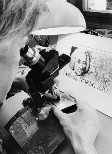 Knut Lokke-Sorensen, grabando el retrato de Poulsen con el diseño propio delante