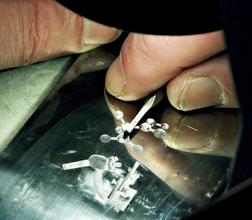 Morken haciendo las últimas incisiones para el sello del microscopio...