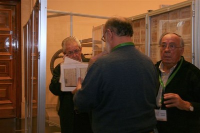 Trabajos de desmontaje de una colección, con el propio coleccionista, al acabar la Exposición.