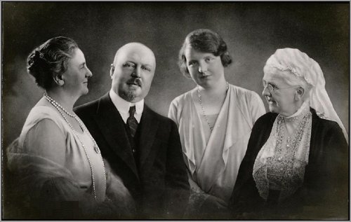 Framilia real neerlandesa. Montaje fotográfico de Franz Ziegler, a partir de una fotografía que realizó en 1929