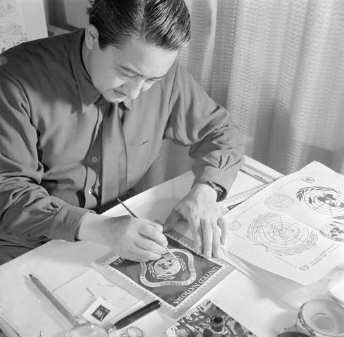 Eppo Doeve en su estudio en 1951, atareado en el diseño de un sello de Naciones Unidas