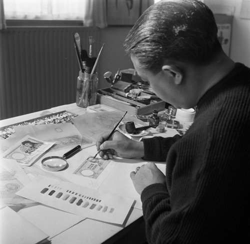 Eppo Doeve en 1951, diseñando los billetes neerlandeses