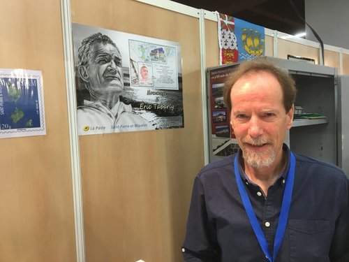 Patrick Derible en su stand de La Poste de Saint-Pierre y Miquelon, el pasado 11 de noviembre