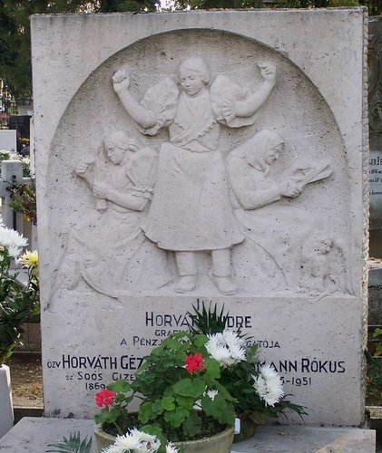 Cenotafio realizado por el escultor István Szabó. Cementerio católico de Balassagyarmat