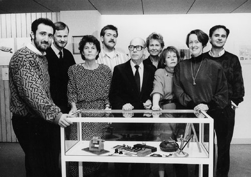 Estocolmo, 28 de noviembre de 1987. De izquierda a derecha, Lars Sjööblom, Göran Odén (planificador), Ingalill Axelsson (diseñadora), Martin Mörck, Czeslaw Slania, Gertrud Berg (administradora), Eva Jern (diseñadora), Ingrid Florén (jefa de sección) y Zlatko Jakuš. Fotografía de Yngve Hellström