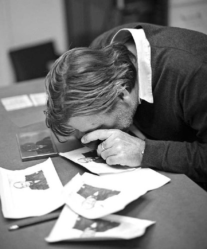 Martin Mörck comprobando el grabado recién terminado en las primeras pruebas de artista...