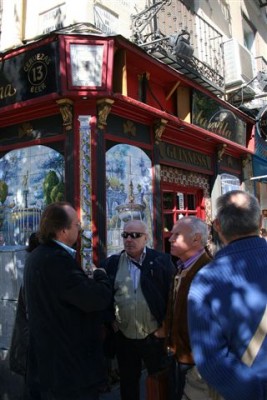 Algunos asistetnes a una de las Rutas Postales organizadas por lugares emblemático del centro de Madrid.