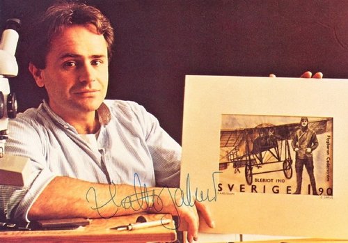 El artista Zlatko Jakuš en 1984, con uno de los diseños que grabó de Ingalill Axelsson