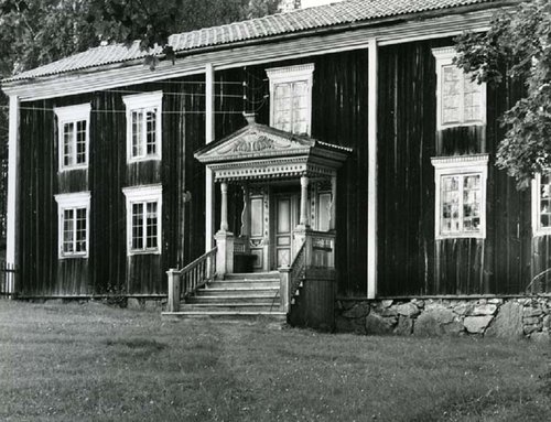 El edificio de la granja Bånga fotografiado por Hilding Mickelsson, en una instantánea similar a las utilizadas por Slania