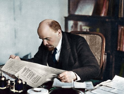 Lenin leyendo el Pravda. Fotografía coloreada posteriormente, a partir de la original de 1918