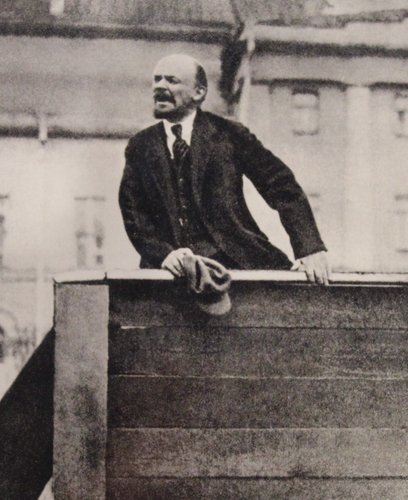 Lenin en 1920, arengando al pueblo