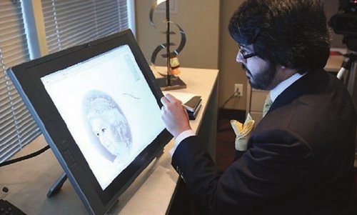 El hijo de Jorge Peral, Rodrigo, trabajando en el diseño del sello con un software de grabado especializado