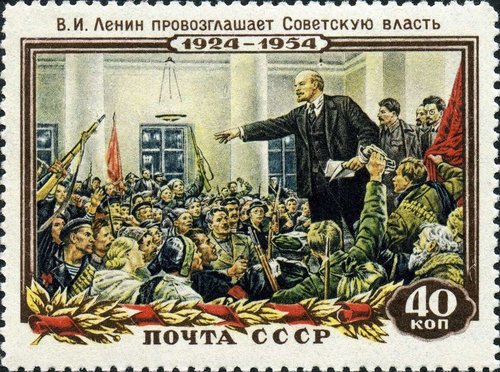 Lenin proclamando el poder de los soviets. Gundobin se inspiró en la obra de Serov de 1947, en la que aparecen, tras el líder socialista, Stalin, Dzerzhinsky y Sverdlov
