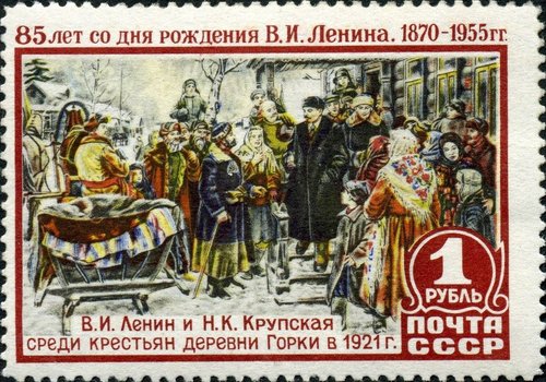 Unión Soviética, 1955, Lenin y su mujer Nadezhda Krúpskaya con campesinos de la aldea de Gorky en 1921. Diseño de Gundobin basándose en una pintura de Nikolai Alexandrovich Sysoyev (1918-2001) de 1949