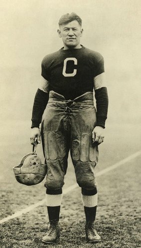 Fotografía de época de Jim Thorpe usada por Richard Gangel para el diseño del sello grabado por Hipschen