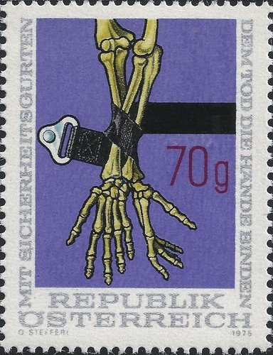 Sello finalmente emitido en 1975, diseño de Otto Stefferl. “Con cinturón de seguridad para atar las manos a la muerte”. Impresión en huecograbado