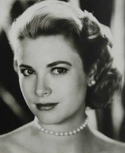 Fotografía de Grace Kelly utilizada por Slania para su sello de 1993, y probablemente usada también por Lacaque para su diseño