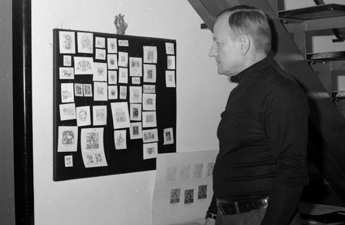 Josef Herčík en su estudio, delante de una panel lleno de pruebas de artista propias