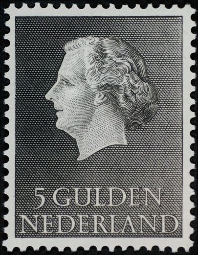 Países Bajos, 1955, perfil de la reina Juliana. Uno de los valores calcográficos de esta emisión básica, diseñada y grabada por Sem Hartz