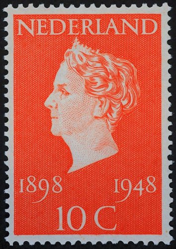 Agosto de 1948, 50 aniversario del reinado de Guillermina de los Países Bajos. Sello emitido en dos valores caclgráficos, diseñado y grabado por Sem Hartz