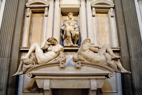Tumba de Giuliano de Médicis, esculpida por Miguel Ángel. Sacristía Nueva de la Iglesia de San Lorenzo, Florencia