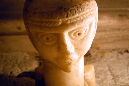 Cabeza de columna románica en la tumba de Santa Hemma, en la cripta de la Catedral de Gurk  (Carintia, Austria)