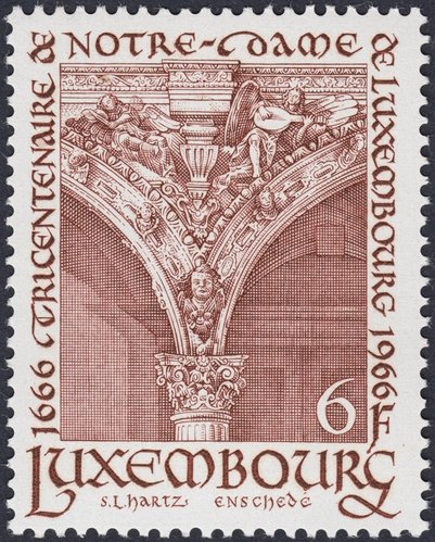 Luxemburgo, 1966, 300 aniversario de la proclamación de la Virgen María como patrona de la ciudad de Luxemburgo. Columna con ángeles de la Catedral de Nuestra Señora de Luxemburgo. Diseño y grabado de Sem Hartz. Calcografía