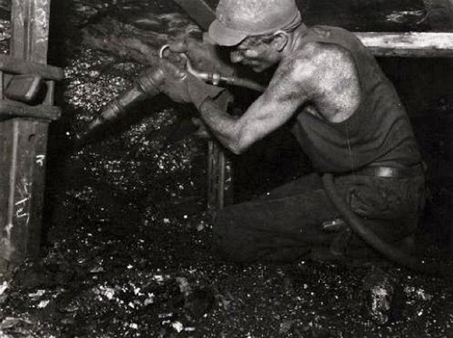 Fotografía utilizada por Levigne para su diseño del sello de la industria minera de 1952