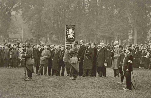 Juramento de la compañía “Rota Nazdar” en Bayona (Francia), octubre de 1914. Fotografía utilizada por Václav Fiala para el diseño de uno de los sellos de las legiones de 1934