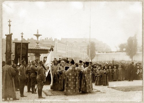 Diecisiete  futuros legionarios hacen un solemne juramento en Kiev, a finales de septiembre de 1914. Fotografía usada por Václav Fiala para el diseño de otro de los sellos