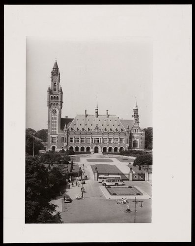 Fotografía original del Palacio de la Paz (La Haya) utilizada por Sem Hartz para el diseño del sello de la Corte Internacional de Justicia